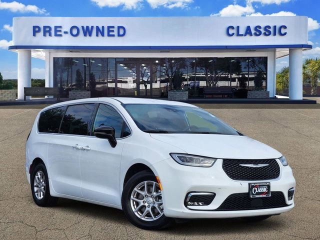 2025 Chrysler Pacifica Select's photo