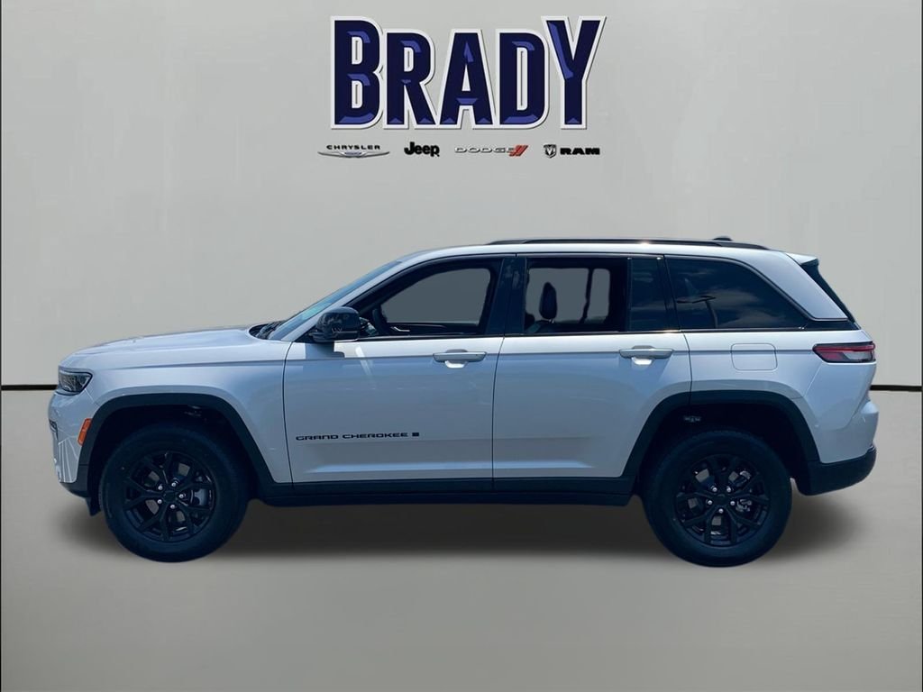 New 2026 Silver Zynith Exterior Paint Jeep Laredo Altitude image 4