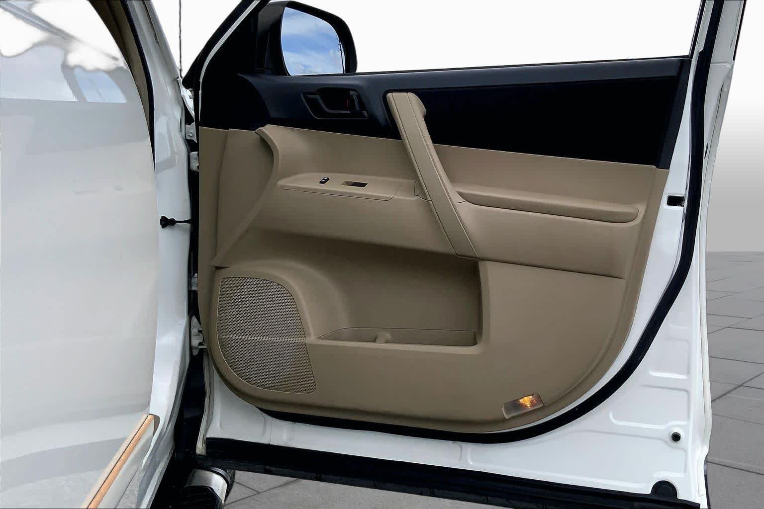 Used 2012 Blizzard Pearl Toyota  image 22