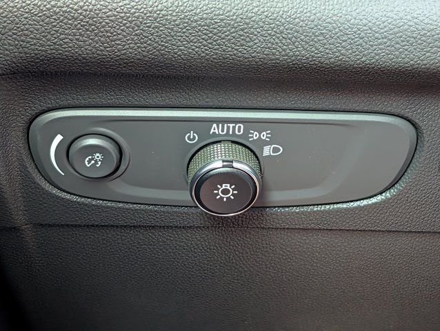 Used 2023  Buick Essence image 24