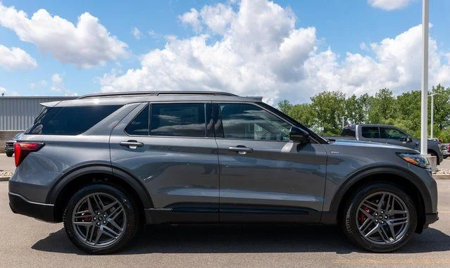 New 2026 Carbonized Gray Metallic Ford ST-Line image 5