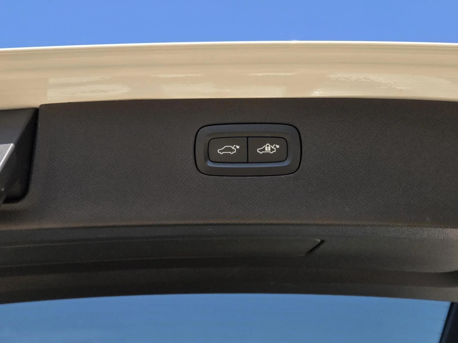 Used 2025 Crystal White Metallic Volvo Ultra image 12