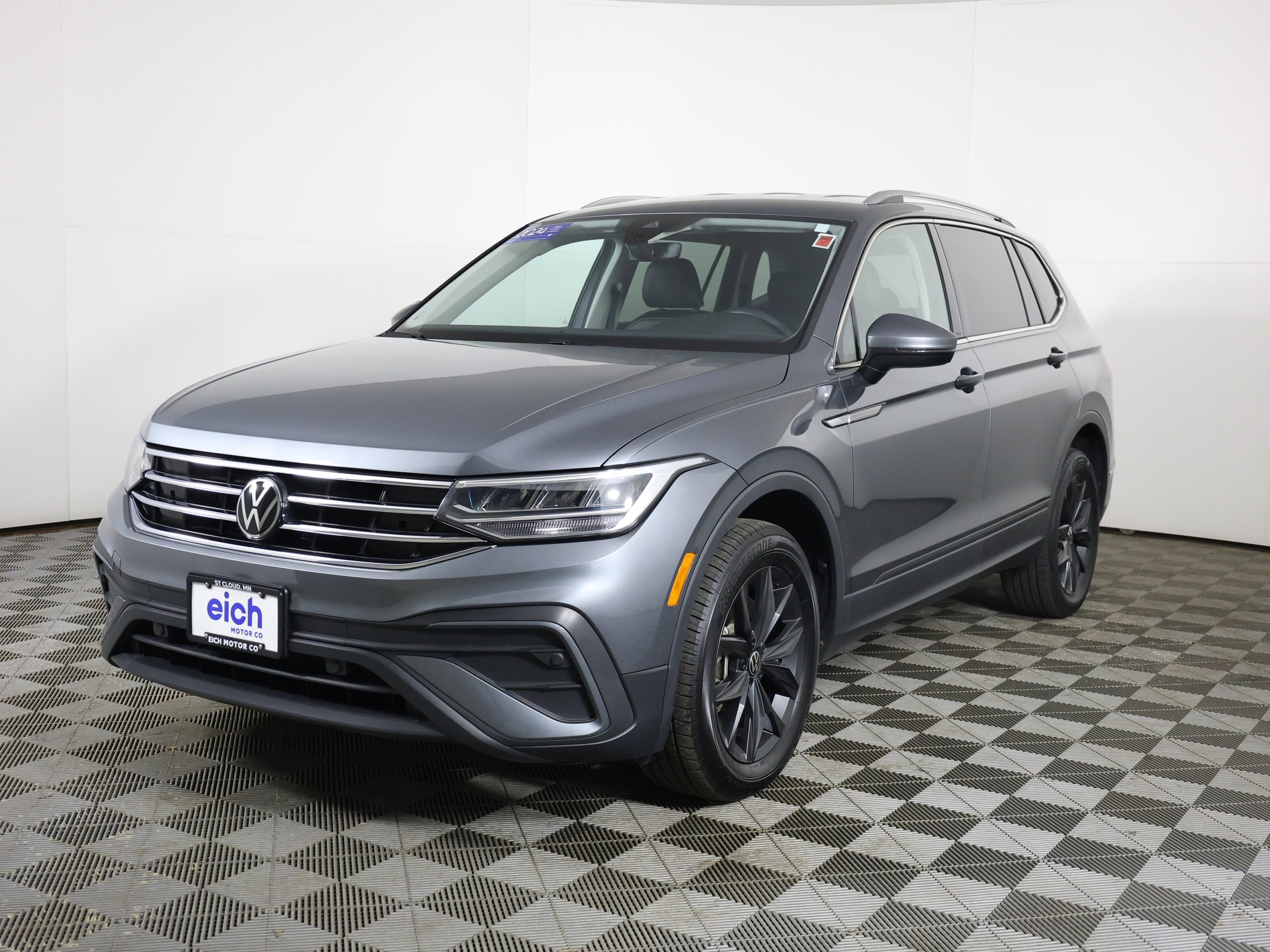 Used 2024 PLATINUM GRAY Volkswagen SE image 3