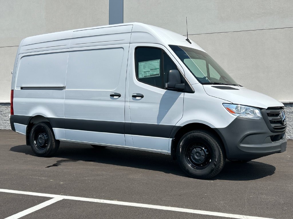 New 2026 Arctic+White Mercedes-Benz  image 2
