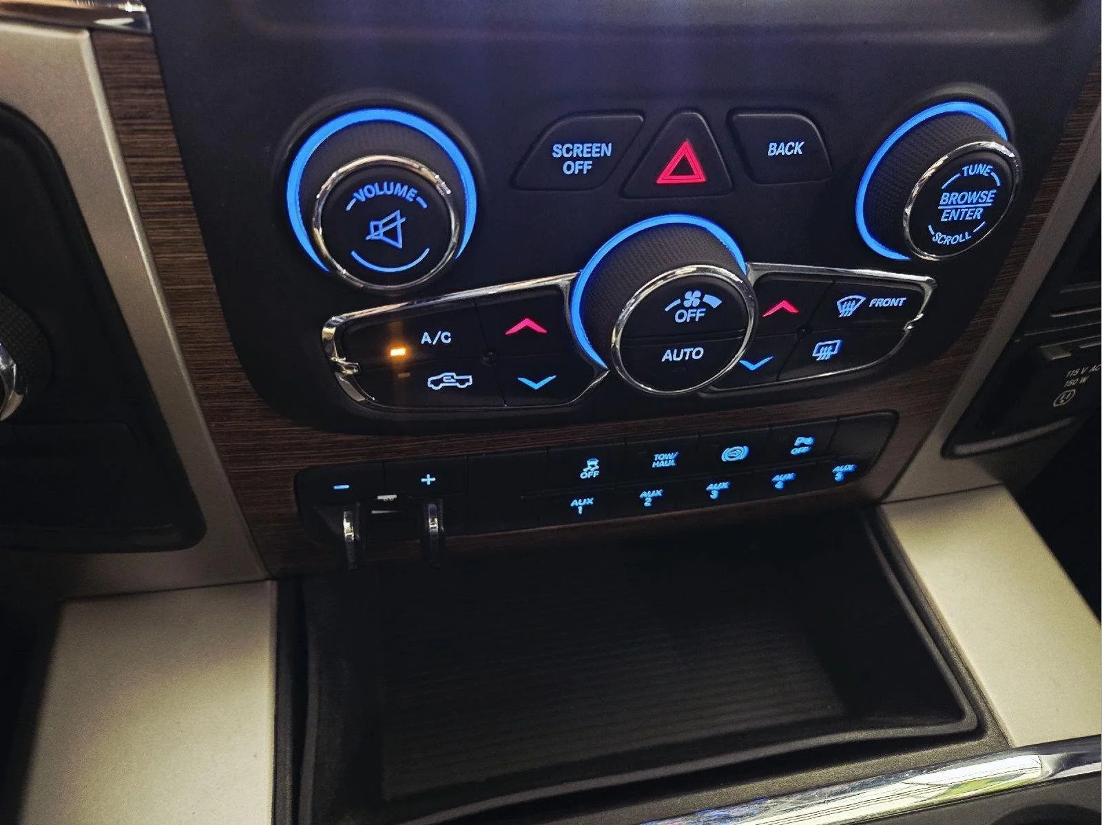 Used 2014 Bright Silver Metallic Clearcoat Ram Laramie image 26