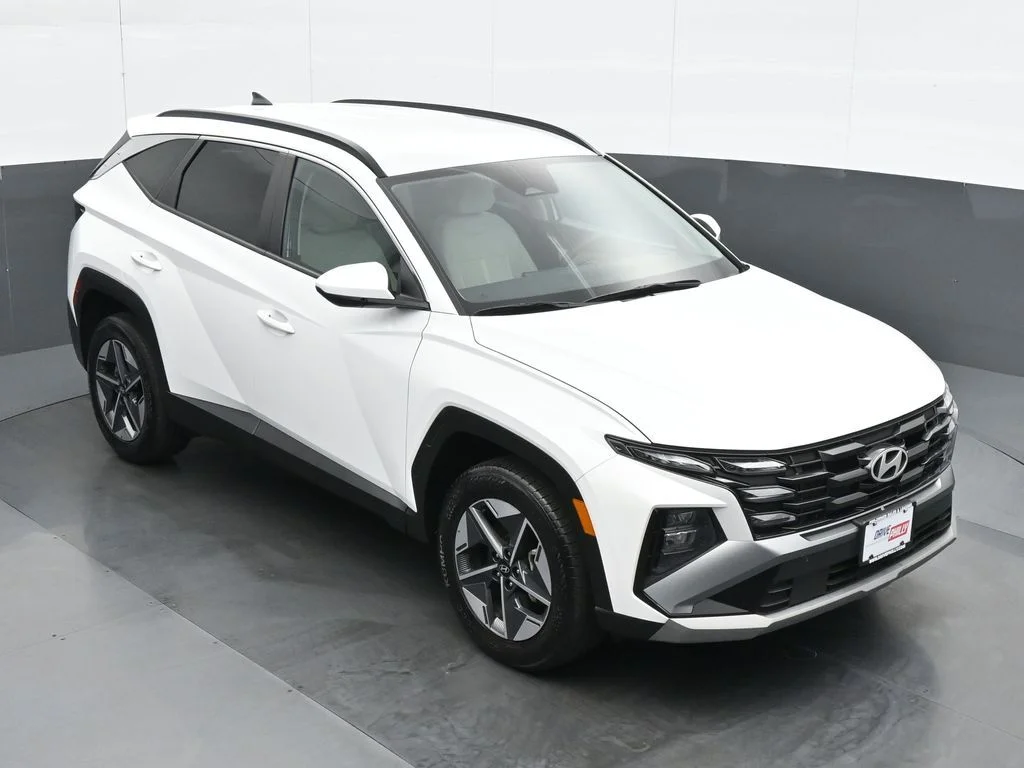 Used 2025 White Hyundai SEL image 24