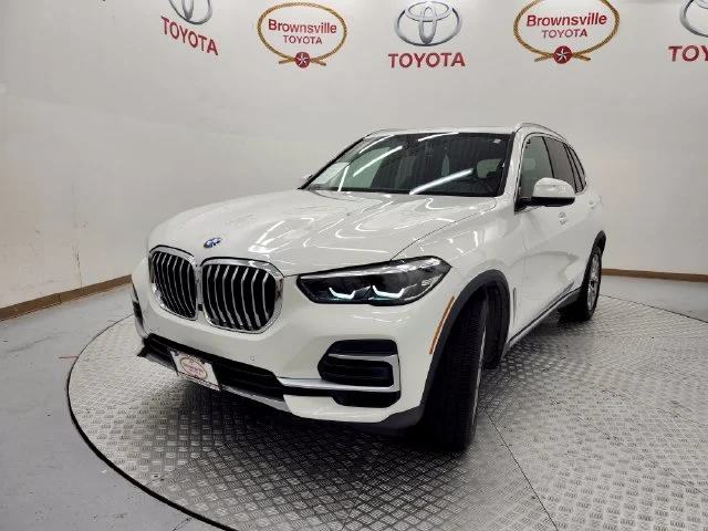 Used 2022 White BMW xDrive40i image 2