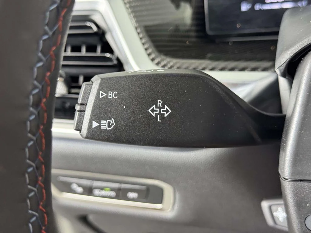 Used 2026 White BMW M60i image 21