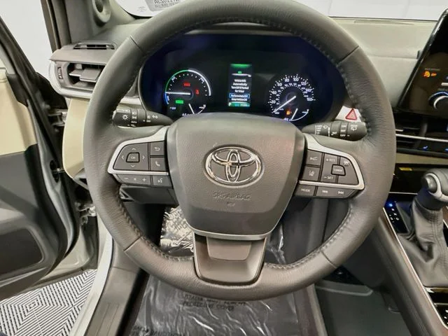 Used 2021 Silver Toyota XLE image 11