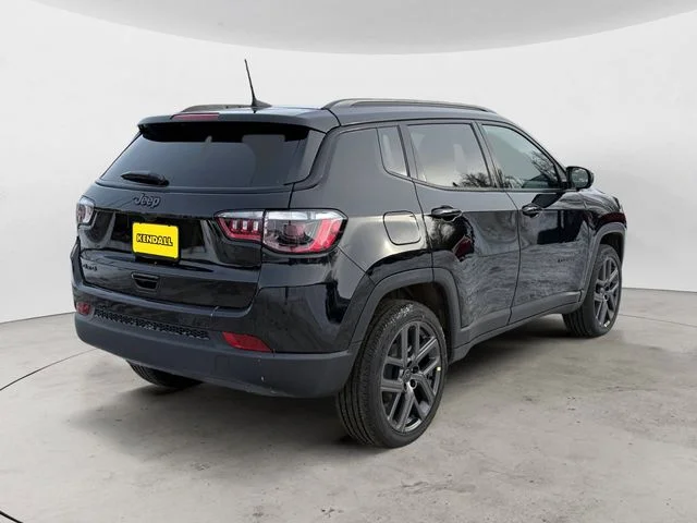 New 2026 Diamond Black Crystal Pearl-Coat Exterior Paint Jeep Limited image 5