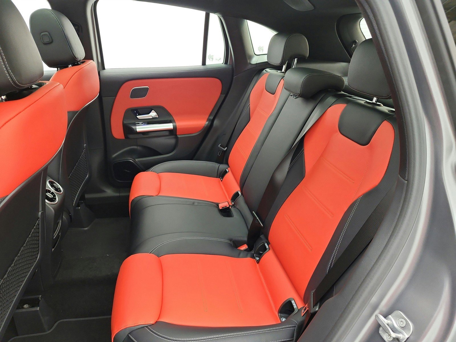New 2026 MANUFAKTUR Mountain Grey Magno Mercedes-Benz AMG® GLA 35 4MATIC SUV image 32