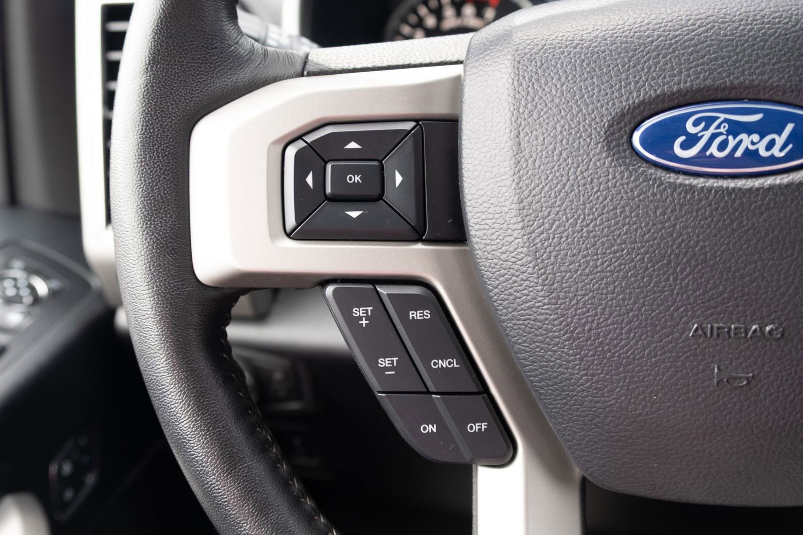Used 2018  Ford Lariat image 4