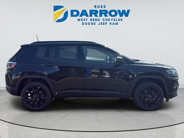 New 2026 Diamond Black Crystal Pearl-Coat Exterior Paint Jeep Latitude image 6