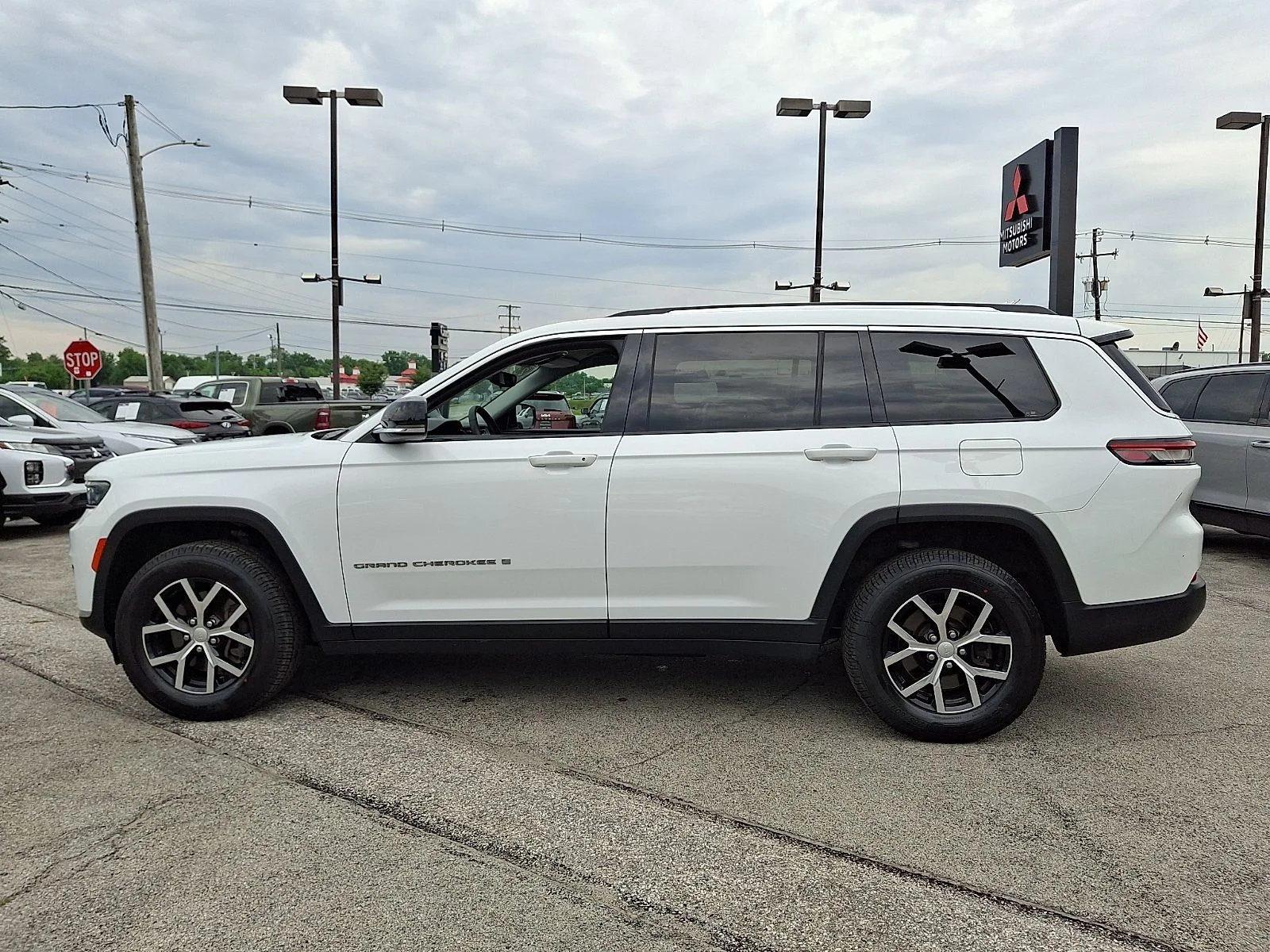 Used 2023 White Jeep Limited image 4