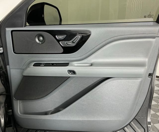 Used 2020 Gray Lincoln Reserve image 30