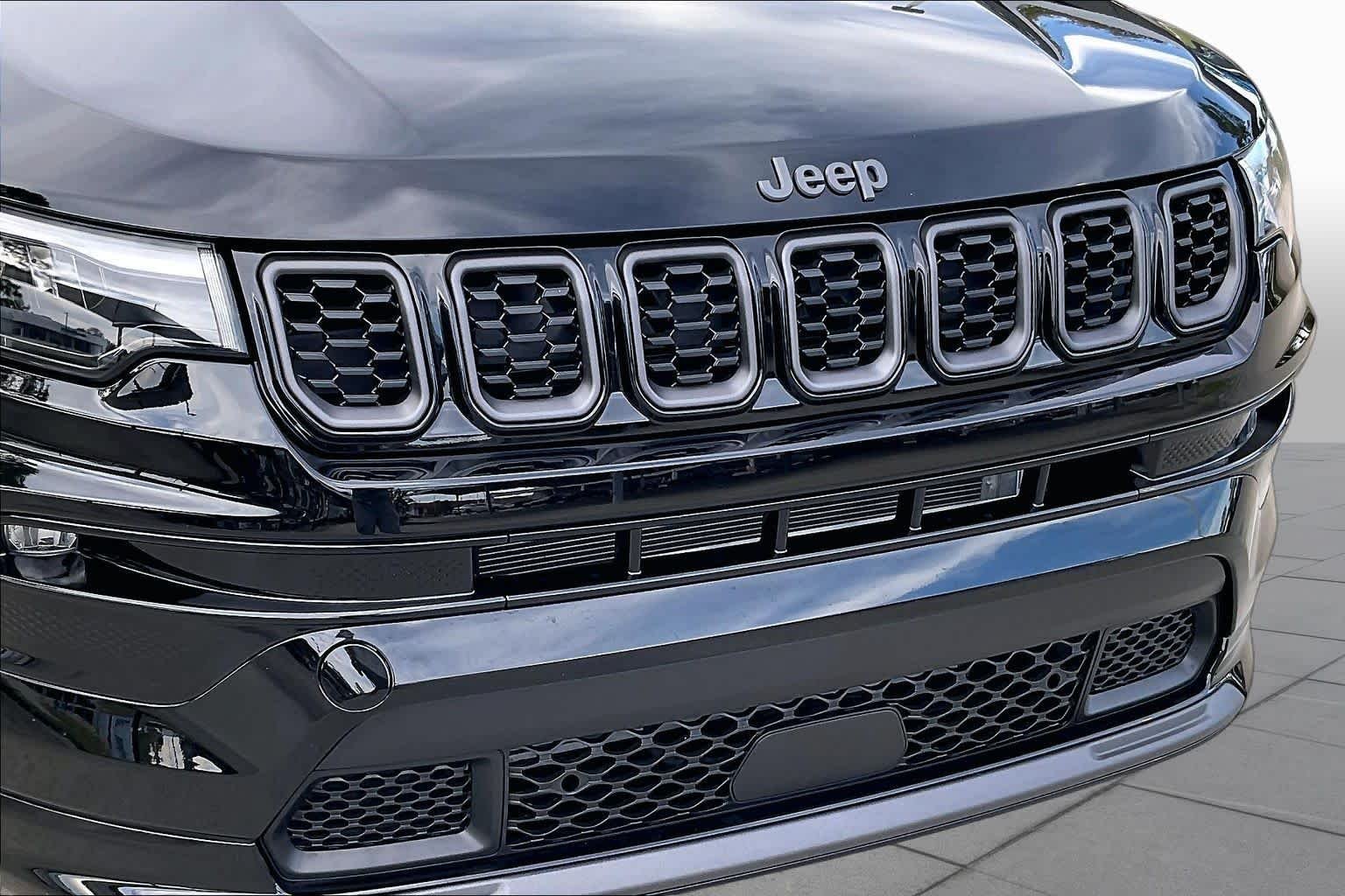 Used 2025 Diamond Black Crystal Pearlcoat Jeep Limited image 30
