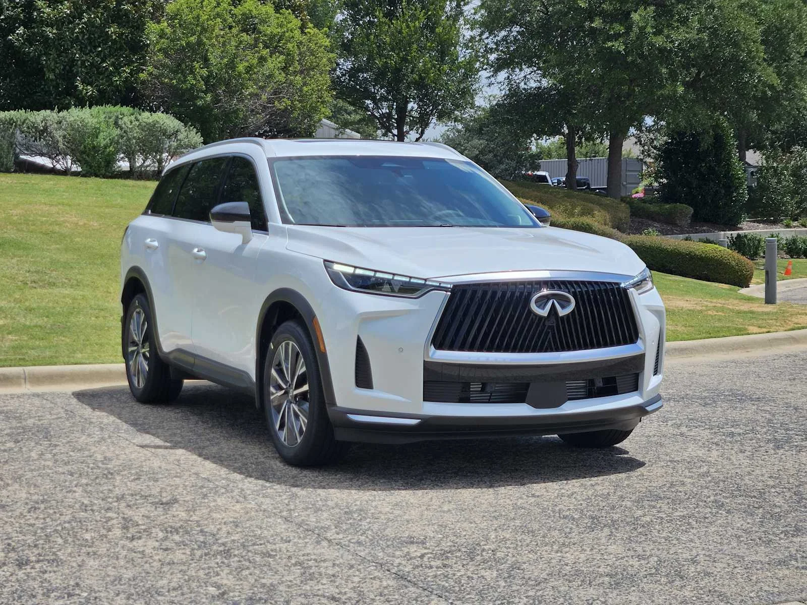 New 2027 RADIANT WHITE INFINITI Luxe AWD image 2