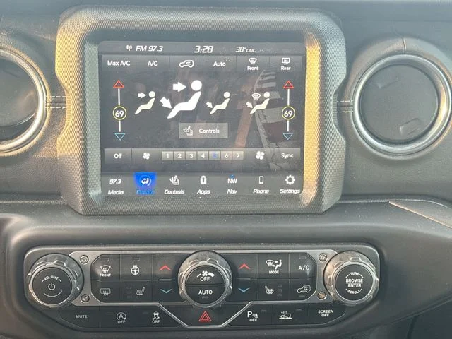 Used 2022 White Jeep Unlimited Sahara image 19