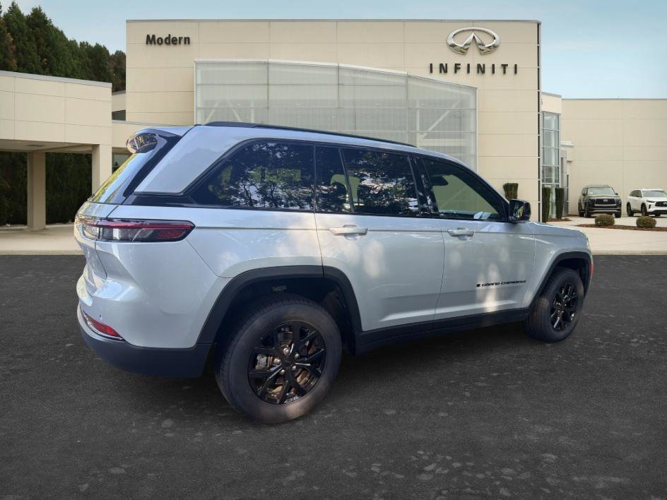 Used 2024 Silver Zynith Jeep Altitude image 5
