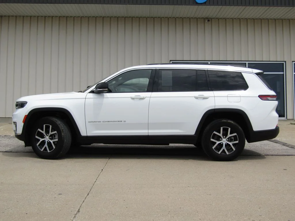 Used 2024 Bright White Clearcoat Jeep Limited image 11