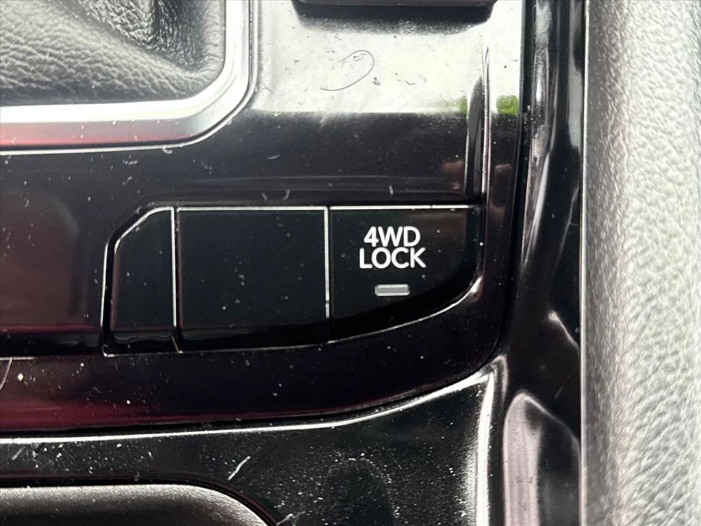 Used 2024 Diamond Black Crystal Pearlcoat Jeep Limited image 13