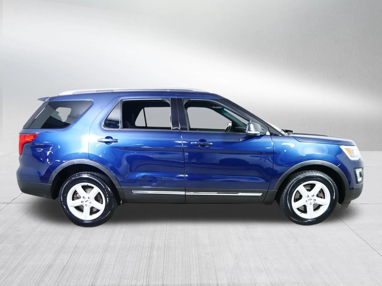 Used 2017 Blue Jeans Metallic Ford XLT image 8