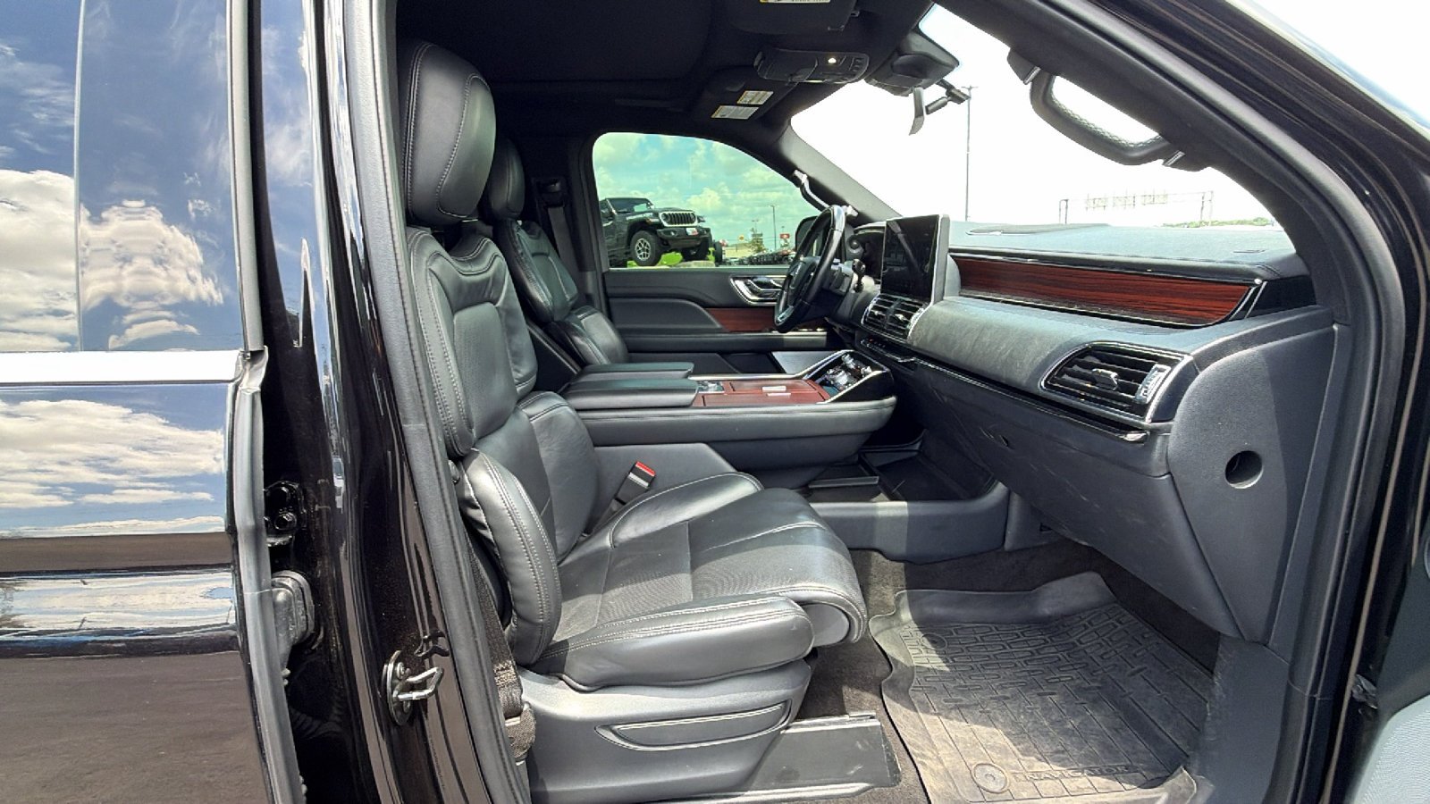 Used 2022 Black Metallic Lincoln Reserve image 22