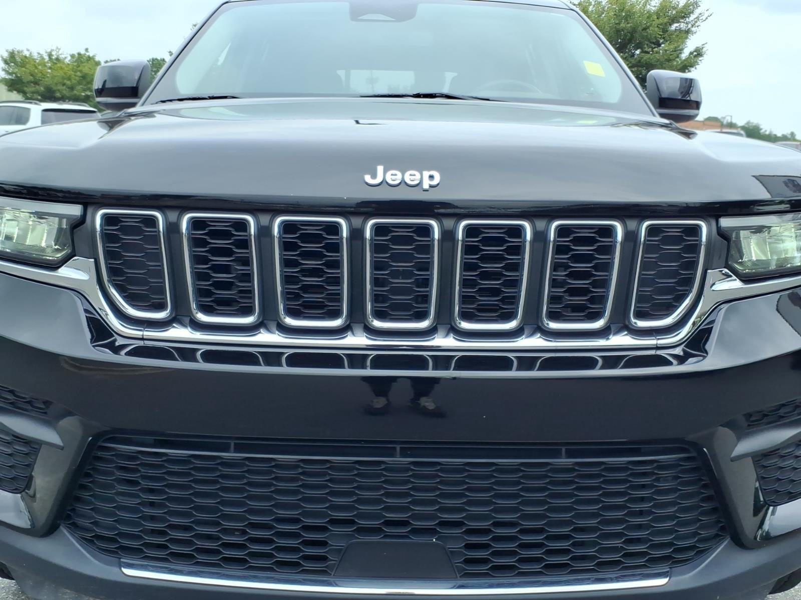 Used 2022 Diamond Black Crystal Pearlcoat Jeep Laredo image 14