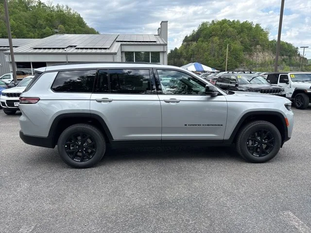 New 2026 Silver Zynith Exterior Paint Jeep Altitude image 2