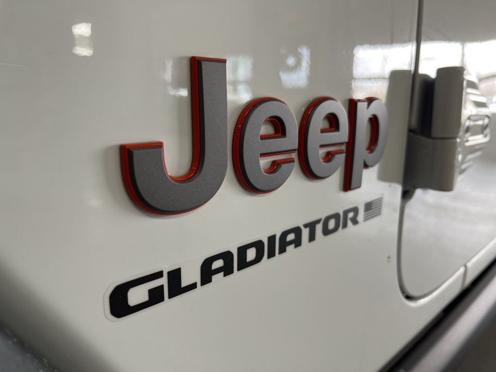 New 2026 Bright White Clear-Coat Exterior Paint Jeep Mojave image 13
