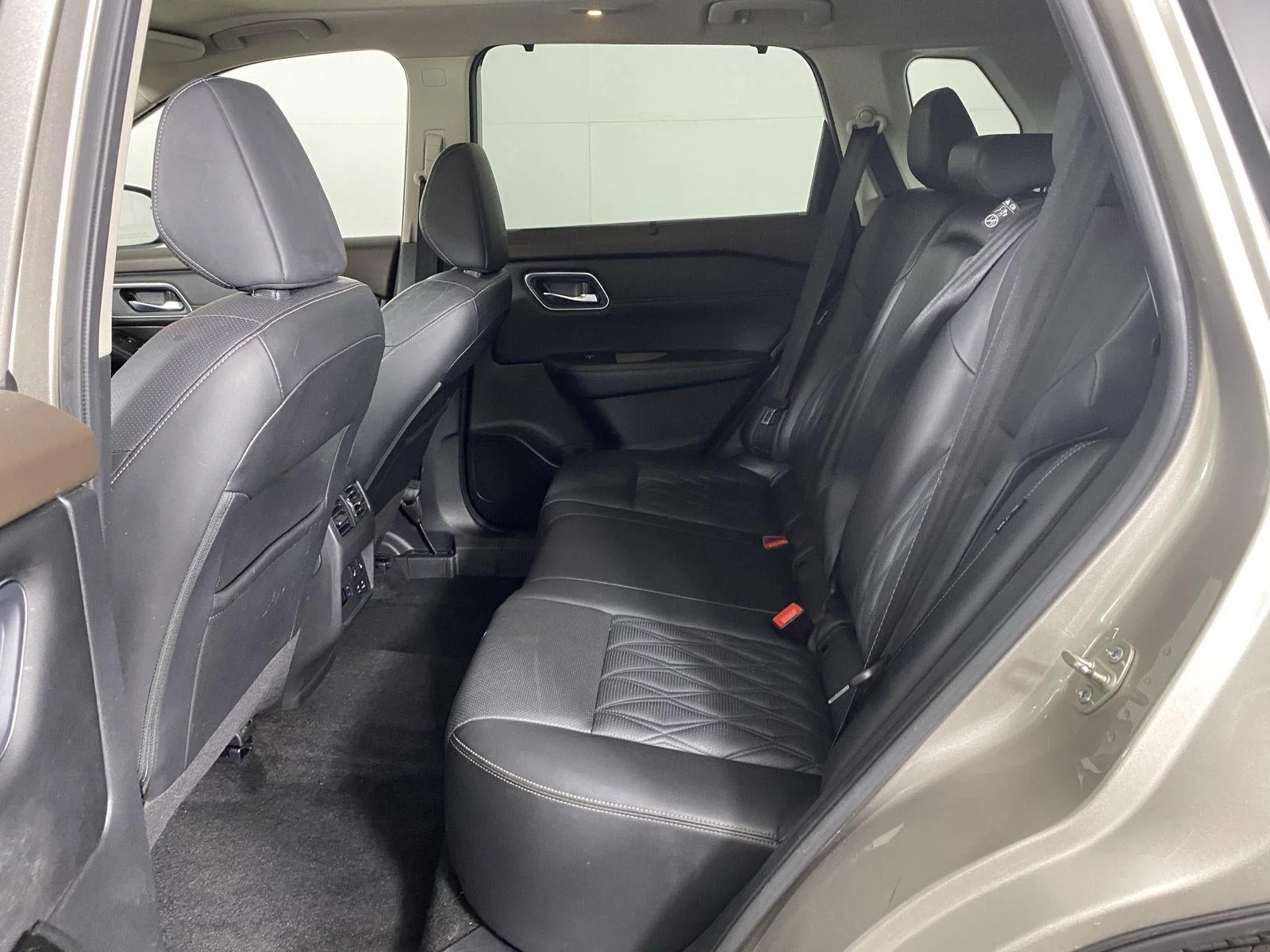 Used 2021 Champagne Silver Metallic Nissan Platinum image 26