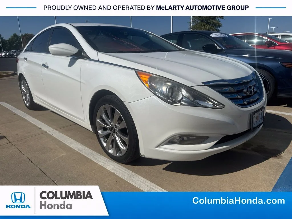 Used 2012 White Hyundai SE image 1