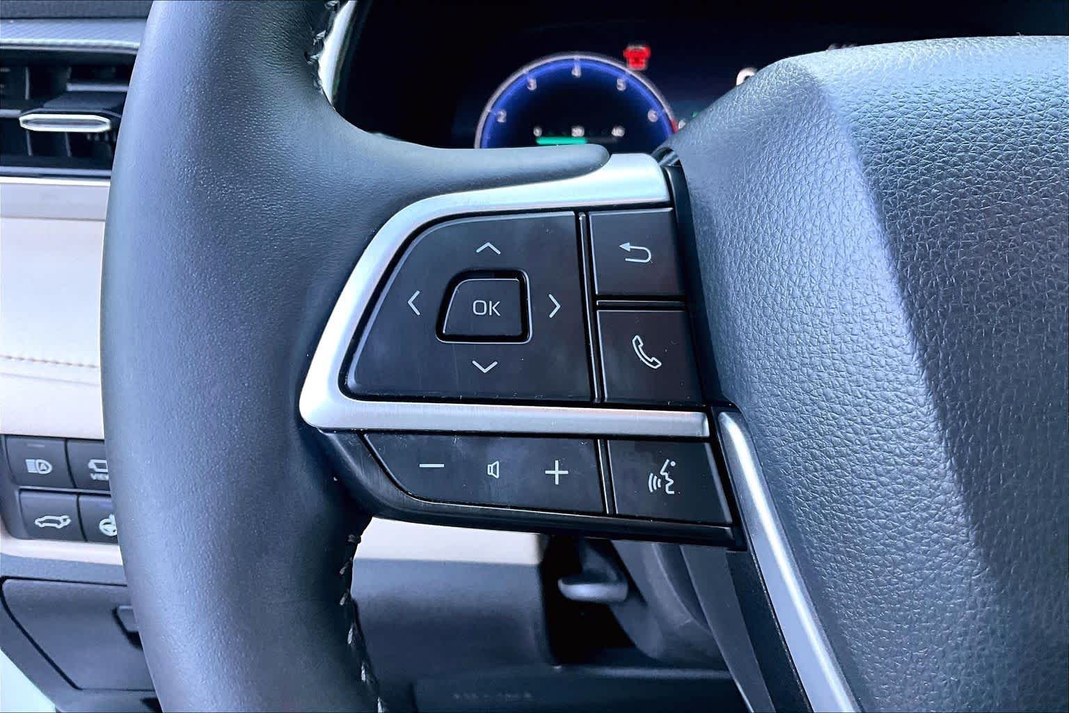 Used 2024 Wind Chill Pearl Toyota Platinum image 22