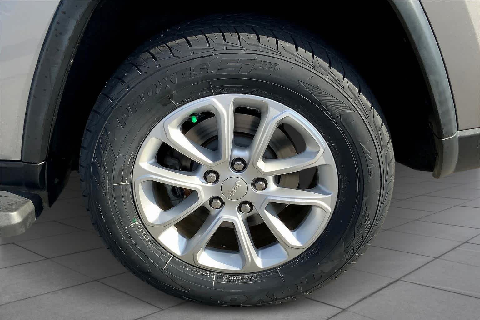 Certified Used 2021 Billet Silver Clearcoat Metallic Jeep Laredo E image 11