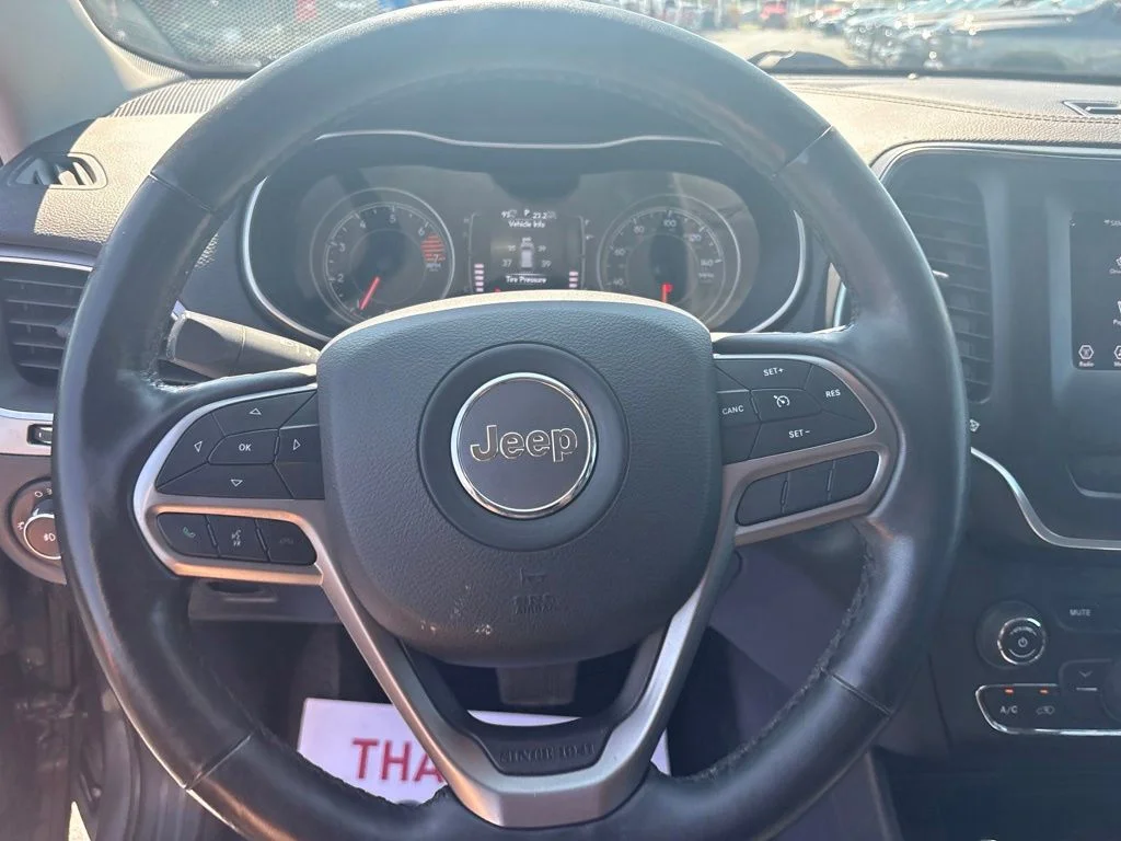 Used 2019 Gray Jeep Latitude Plus image 17