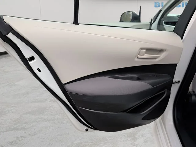 Used 2022 White Toyota LE image 30