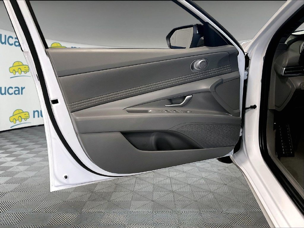 Used 2025 White Hyundai SEL Sport image 9