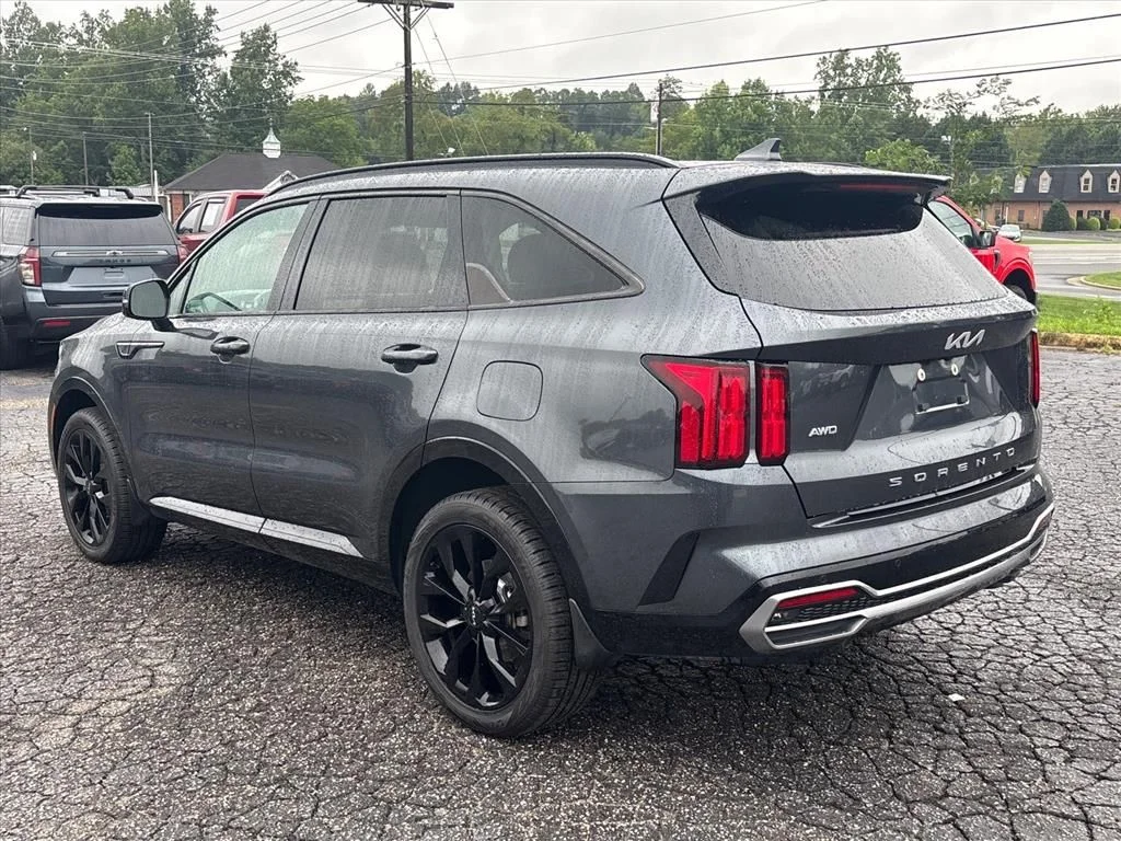 Used 2022 Black Kia X-Line EX image 5