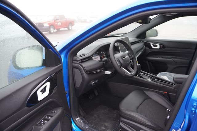 New 2026 Hydro Blue Pearl-Coat Exterior Paint Jeep Latitude image 10