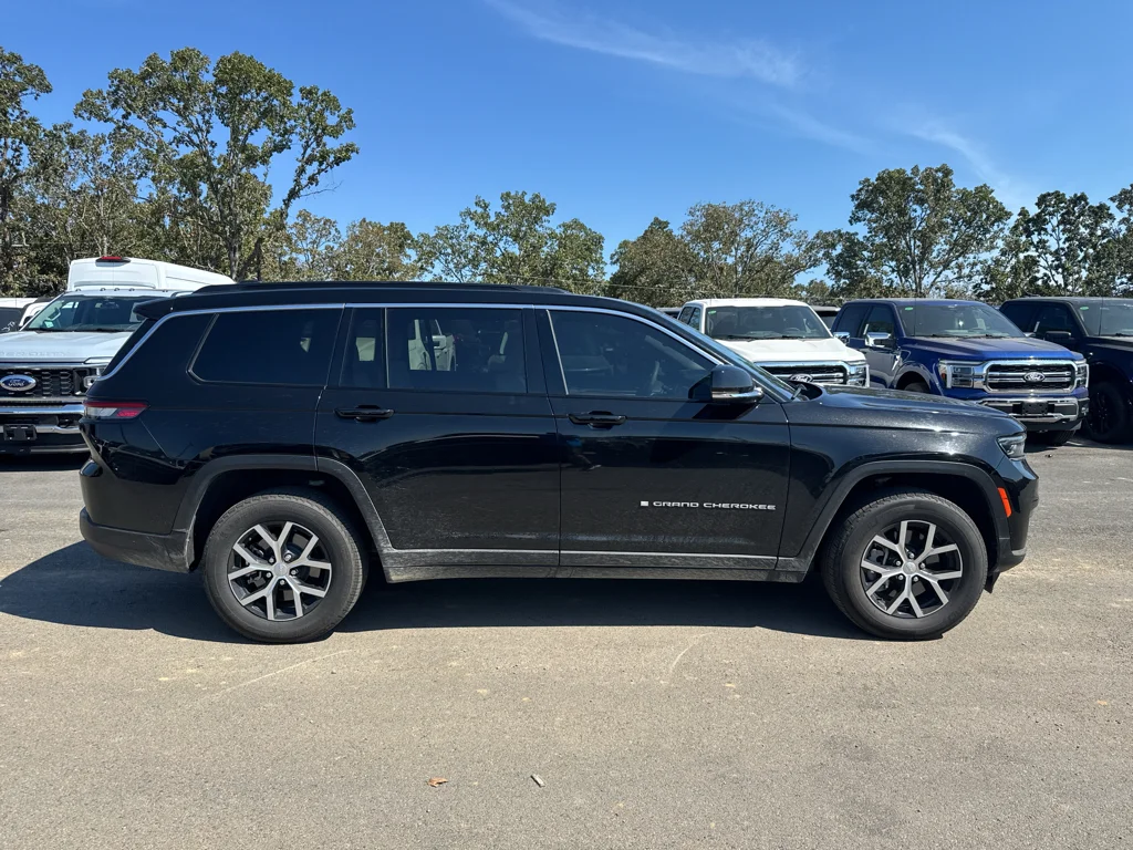 Used 2024 Diamond Black Crystal Pearlcoat Jeep Limited image 4