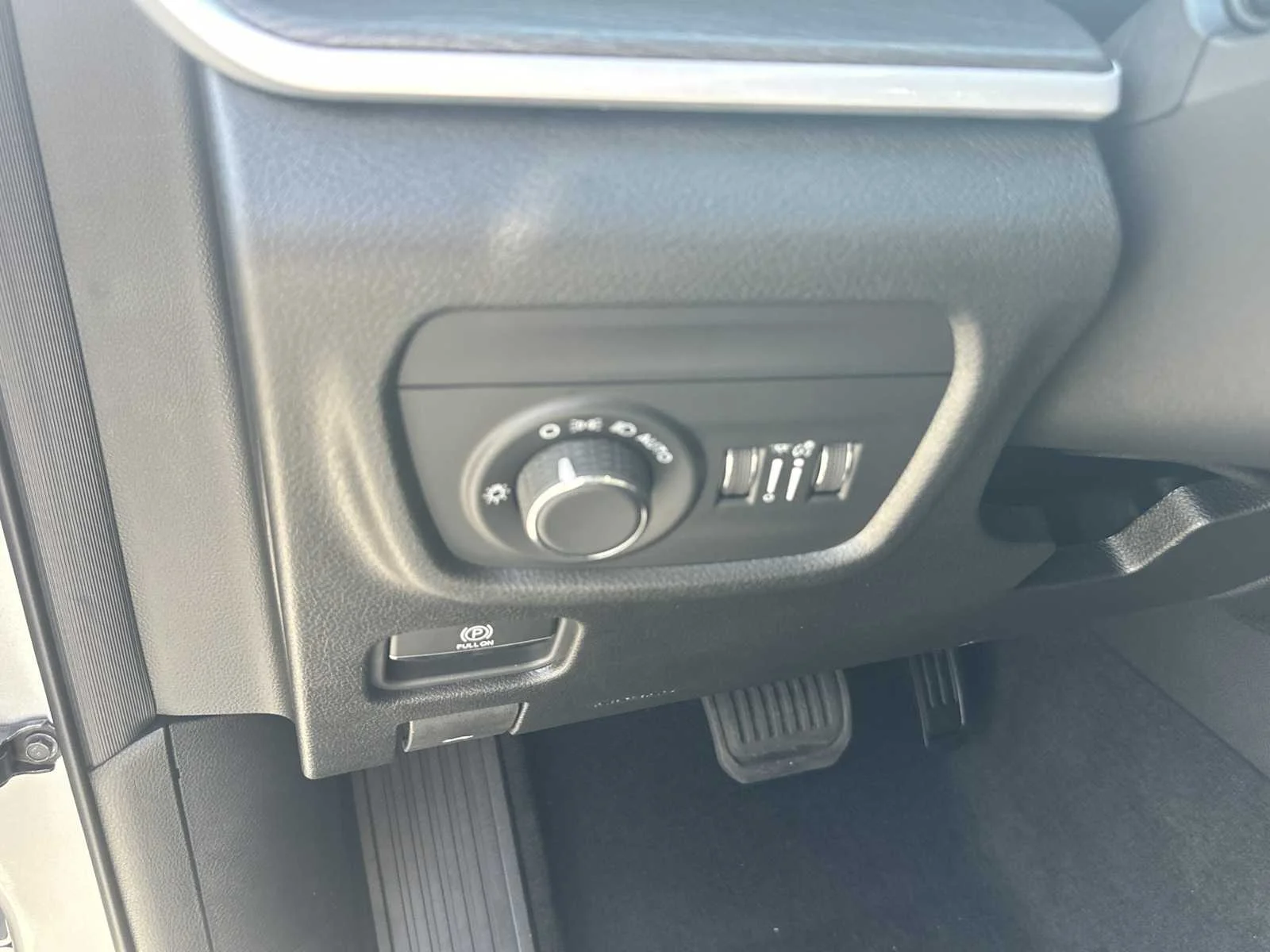 New 2026 Silver Zynith Exterior Paint Jeep Laredo Altitude image 29