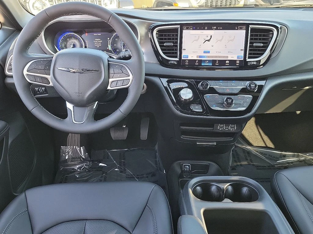 2025 Chrysler Voyager LX - Photo 4
