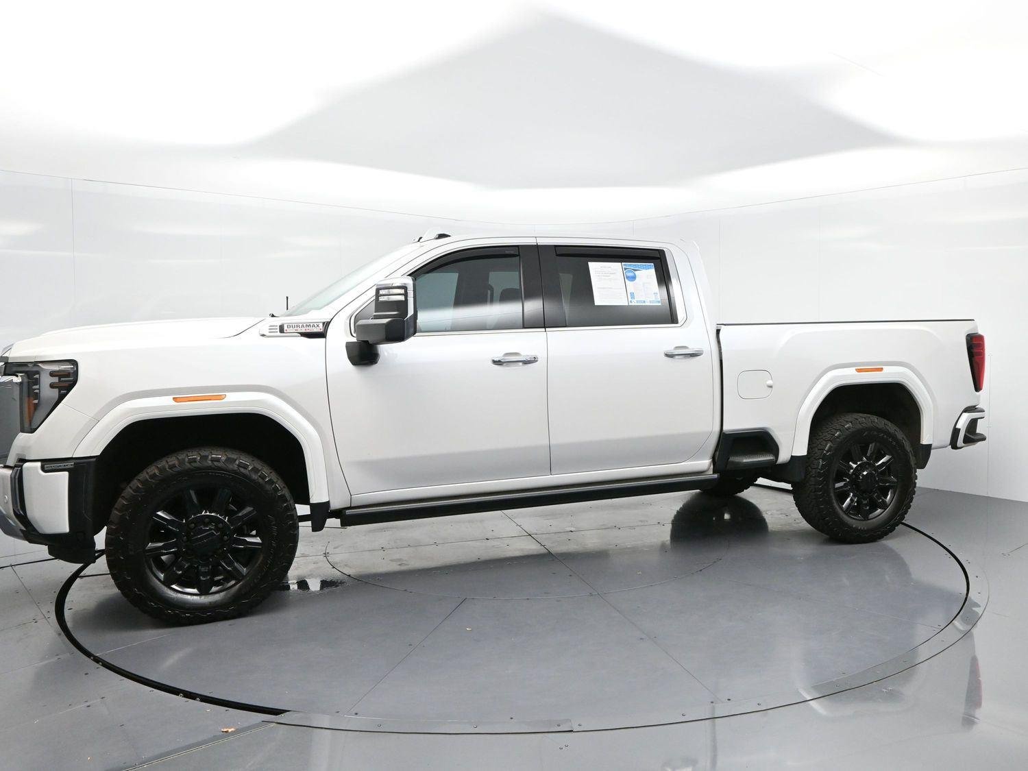 Used 2024 White Frost Tricoat GMC Denali image 4