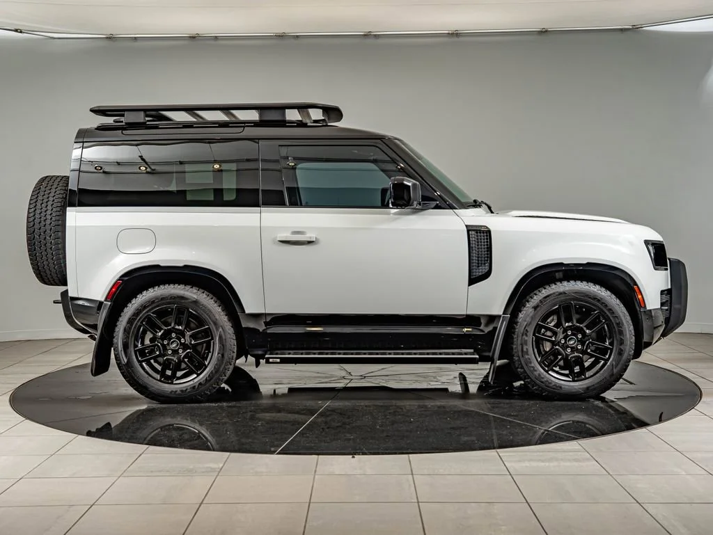 Used 2023 Fuji White Land Rover X-Dynamic SE image 4