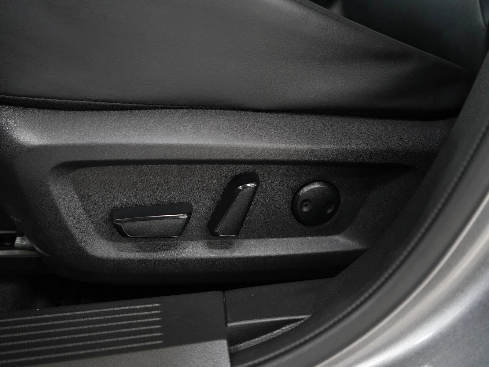 Used 2023 Gun Metallic Nissan SV image 28