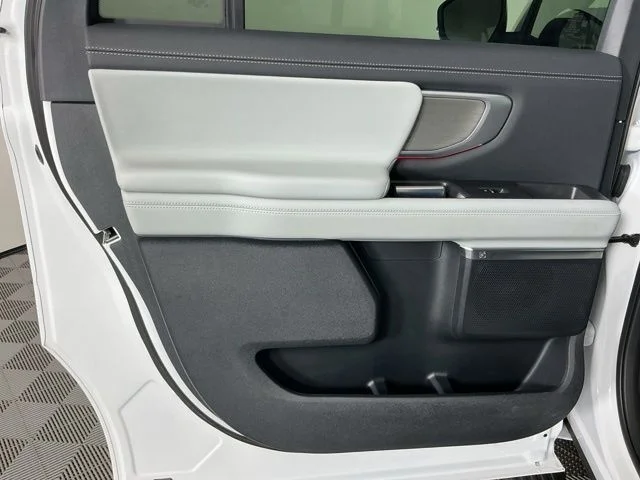 Used 2025 White Ford Platinum image 30