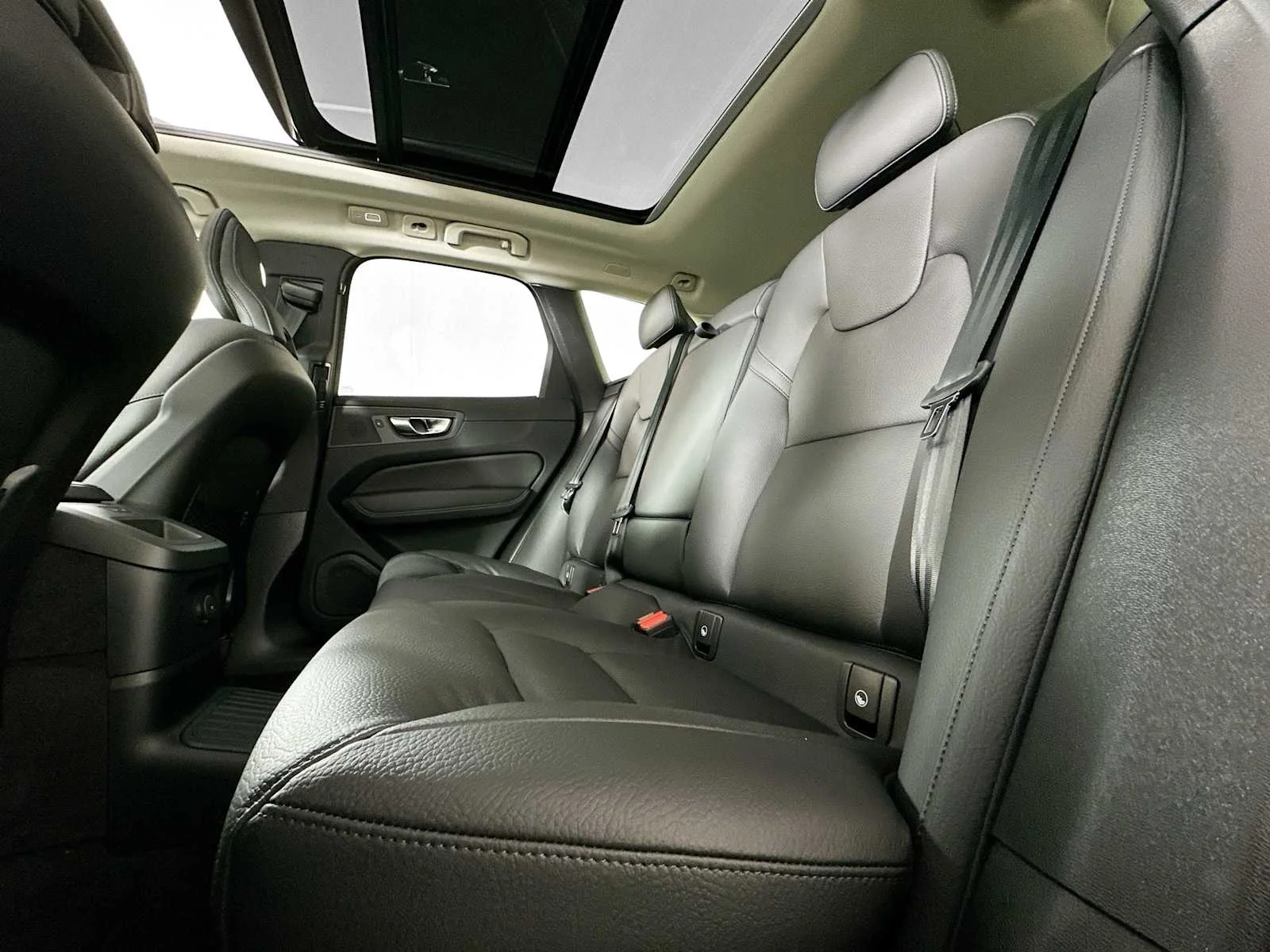 Certified Used 2025 Vapour Grey Volvo Plus image 22