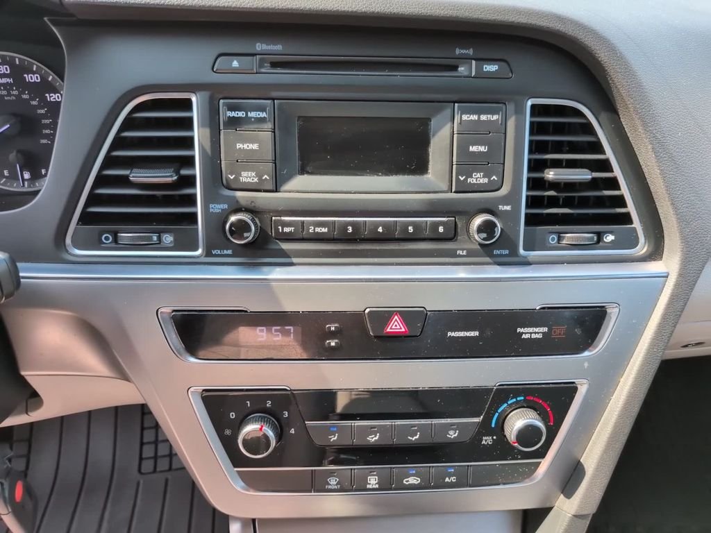 Used 2017 White Hyundai Base image 23
