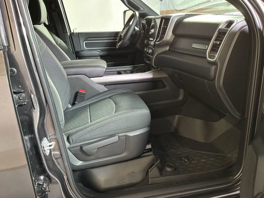 New 2026 Granite Crystal Metallic Clear-Coat Exterior Paint RAM Laramie image 21