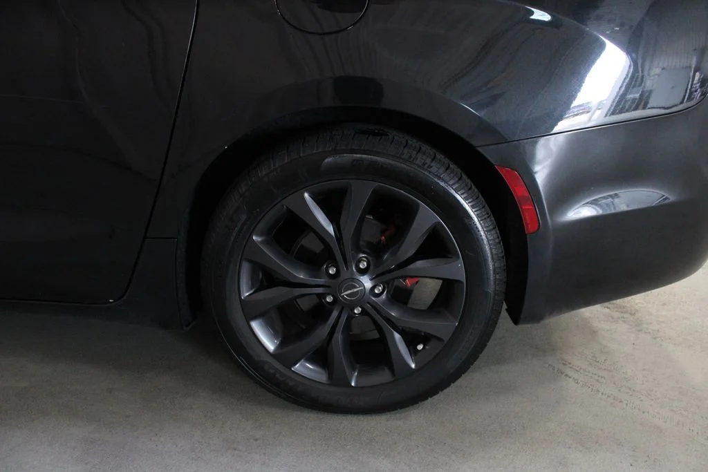 Used 2019 Black Chrysler Touring L Plus image 28